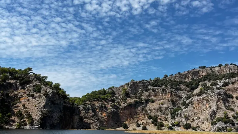 Kayalık yamacın altındaki sazlık kanal Kayalık yamacın altındaki sazlık kanal