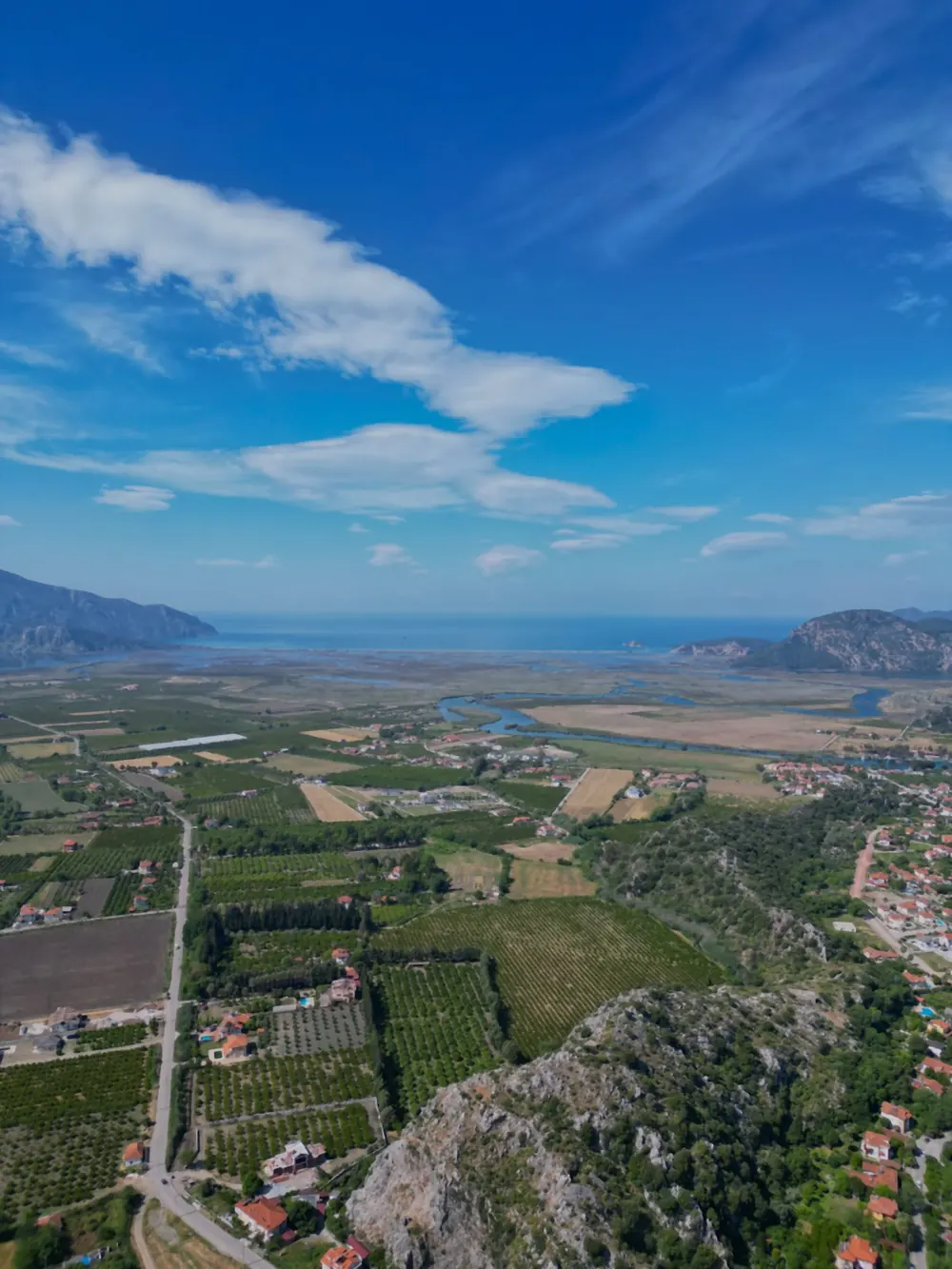 Açık denize karşı Dalyan deltasının sazlıkları ve kum sığlıkları Açık denize karşı Dalyan deltasının sazlıkları ve kum sığlıkları