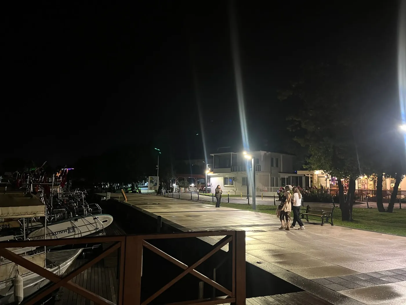 Nabrzeże, promenada i oświetlone budynki Dalyan w jednym nocnym ujęciu Nabrzeże, promenada i oświetlone budynki Dalyan w jednym nocnym ujęciu