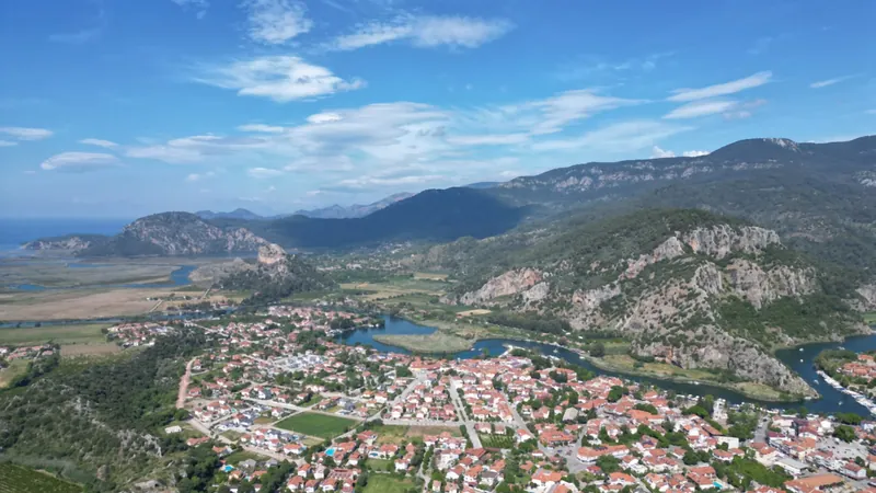 Dalyan aus der Luft: der Ort, dahinter das Delta und die Berge Dalyan aus der Luft: der Ort, dahinter das Delta und die Berge