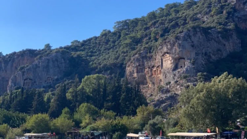 Die Felsengräber von Kaunos im Abendlicht über dem Fluss