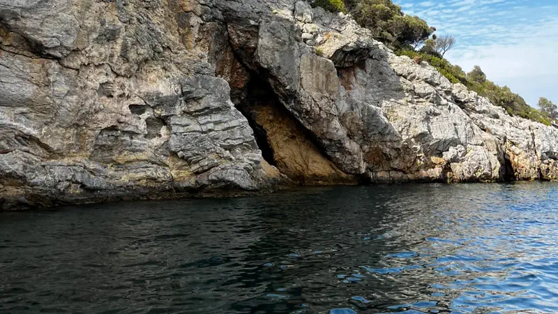 Klares Wasser an der Felsküste vor Dalyan