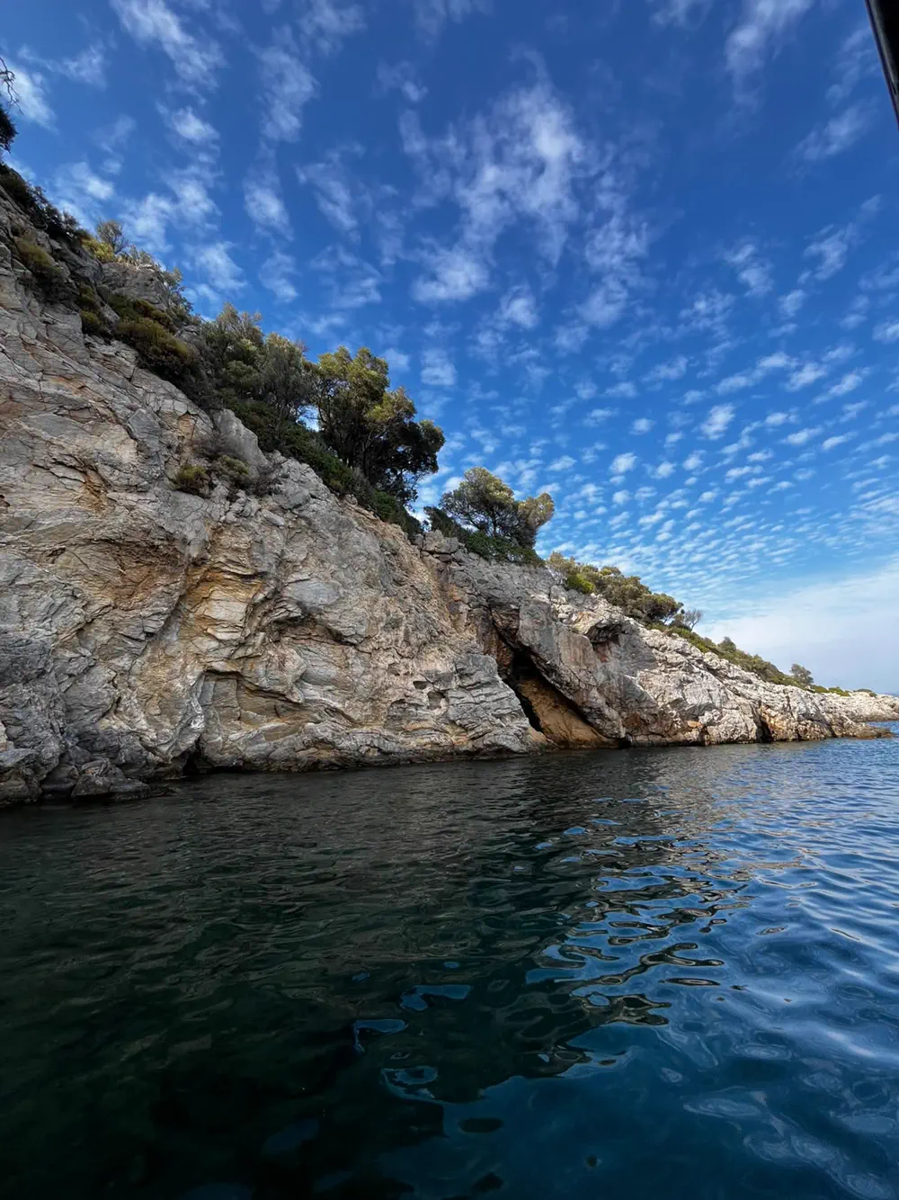 Eine Höhlenöffnung in der Felsküste bei Dalyan Eine Höhlenöffnung in der Felsküste bei Dalyan