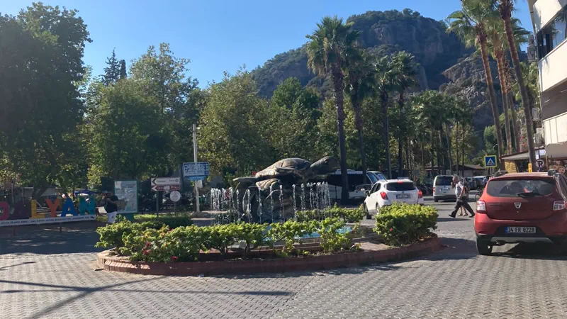 Dalyan meydanı ve kasaba tabelası