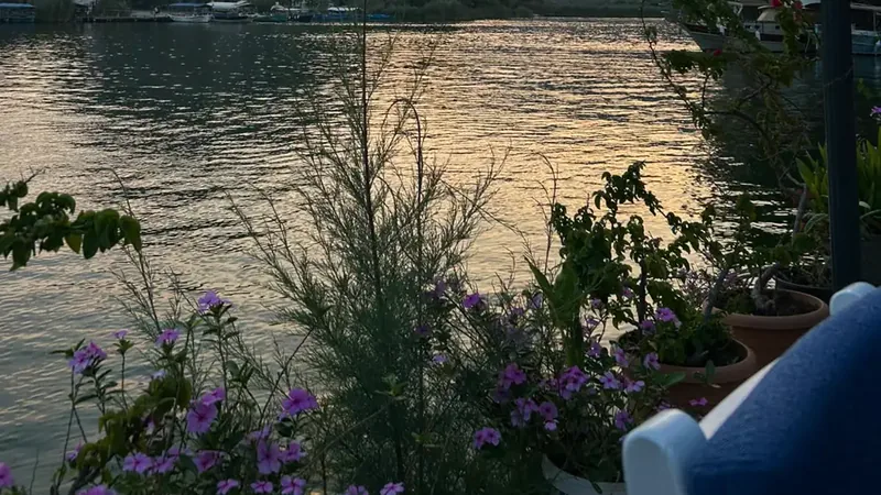 Ein Tisch am Fluss in Dalyan zur Abendessenszeit Ein Tisch am Fluss in Dalyan zur Abendessenszeit