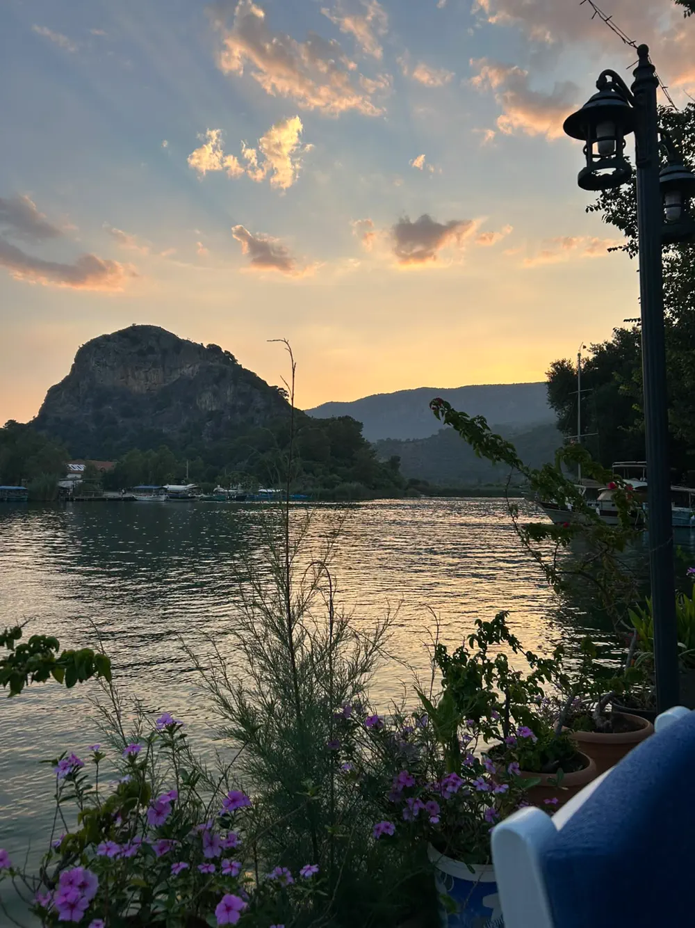 Dalyan’da nehir kenarında akşam sofrası Dalyan’da nehir kenarında akşam sofrası