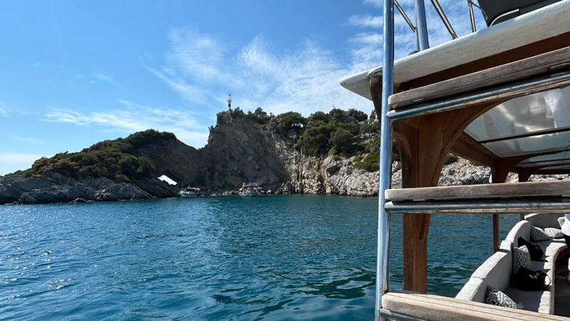 Het dek van een privéboot boven turquoise water Het dek van een privéboot boven turquoise water