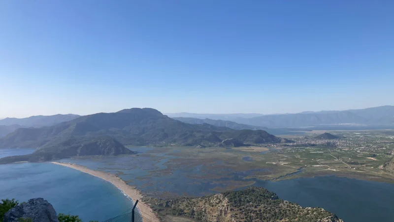 Die Sandbank von Iztuzu zwischen Fluss und offenem Meer Die Sandbank von Iztuzu zwischen Fluss und offenem Meer