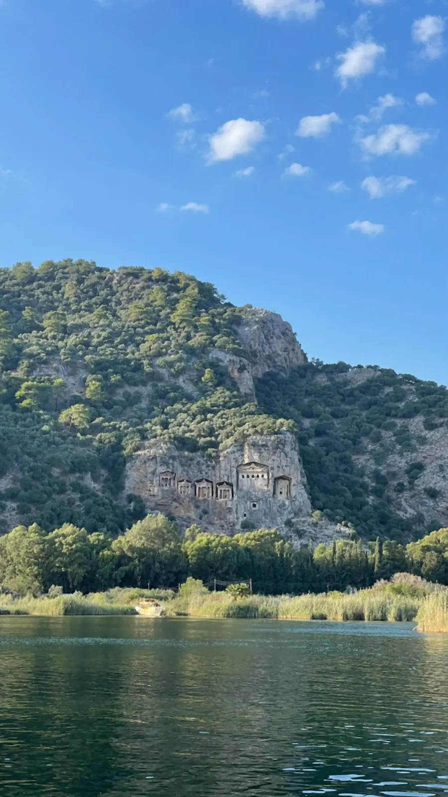 Ochtendzon op de graven van Kaunos, gezien vanaf de rivier Ochtendzon op de graven van Kaunos, gezien vanaf de rivier