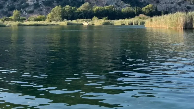 Die Gräber wirken klein am Hang unter einem weiten Sommerhimmel Die Gräber wirken klein am Hang unter einem weiten Sommerhimmel