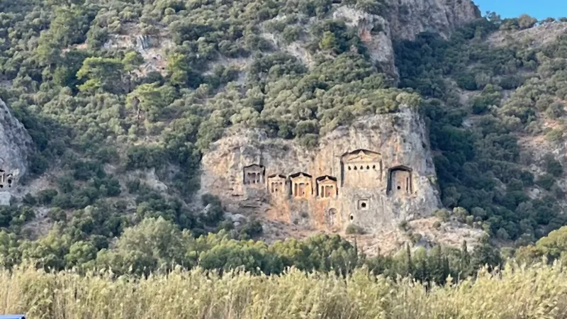 Yazın Kaunos kaya mezarları: üstte mavi gök, altta yeşil nehir Yazın Kaunos kaya mezarları: üstte mavi gök, altta yeşil nehir