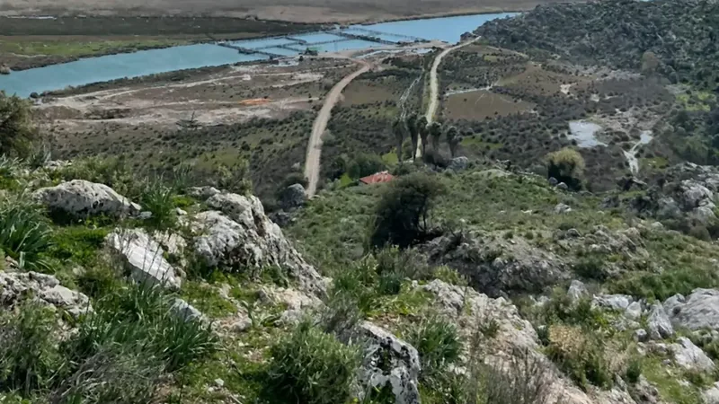 De weg die de delta doorkruist richting Iztuzu, gezien vanaf de heuvel De weg die de delta doorkruist richting Iztuzu, gezien vanaf de heuvel